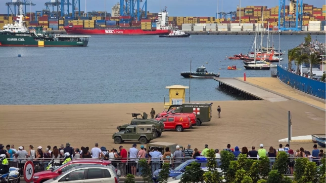 Vista general de la exhibición dinámica celebrada en la playa de Las Alcaravaneras durante el Día de las Fuerzas Armadas. / ATLÁNTICO HOY – ALBERTO LEY Vista general de la exhibición dinámica celebrada en la playa de Las Alcaravaneras durante el Día de las Fuerzas Armadas. / ATLÁNTICO HOY – ALBERTO LEY