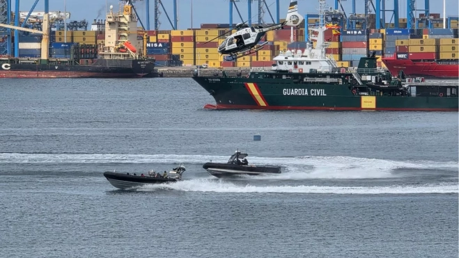 Simulacro de persecución de una narcolancha durante la exhibición en Las Alcaravaneras, uno de los momentos más aplaudidos de la jornada. / ATLÁNTICO HOY – ALBERTO LEY Simulacro de persecución de una narcolancha durante la exhibición en Las Alcaravaneras, uno de los momentos más aplaudidos de la jornada. / ATLÁNTICO HOY – ALBERTO LEY
