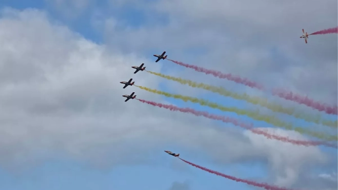 La Patrulla Águila ejecuta la formación “sacacorchos” dejando una estela rojigualda sobre el cielo de Las Palmas de Gran Canaria. / ATLÁNTICO HOY – ALBERTO LEY La Patrulla Águila ejecuta la formación “sacacorchos” dejando una estela rojigualda sobre el cielo de Las Palmas de Gran Canaria. / ATLÁNTICO HOY – ALBERTO LEY