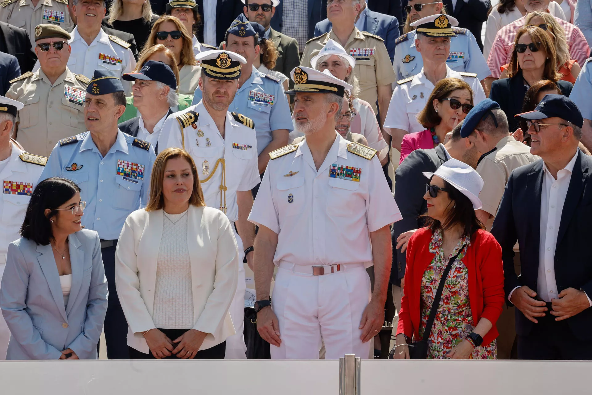 Las Fuerzas Armadas desembarcan en Las Alcaravaneras ante una ciudad volcada con el mar. En la imagen, Felipe VI rodeado por Carolina Darias, Astrid Pérez y Margarita Robles. / ELVIRA URQUIJO-EFE
