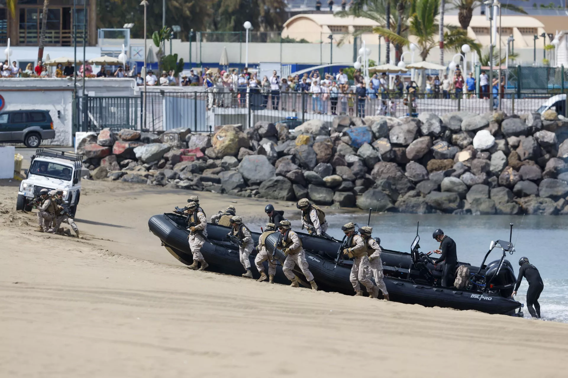 Desembarco anfibio en la playa de Las Alcaravaneras. Desembarco anfibio en la playa de Las Alcaravaneras.
