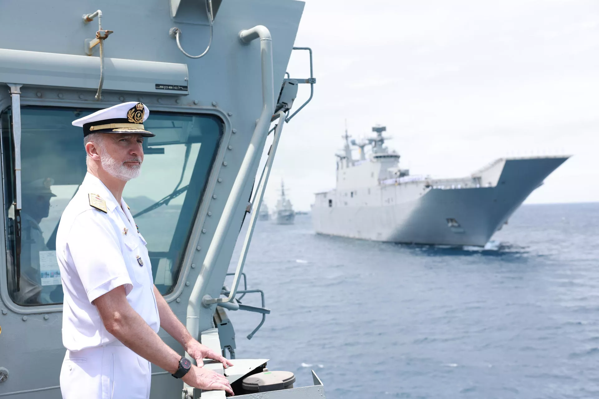 Felipe VI contempla a la flota desde uno de los barcos de la Armada. Felipe VI contempla a la flota desde uno de los barcos de la Armada.