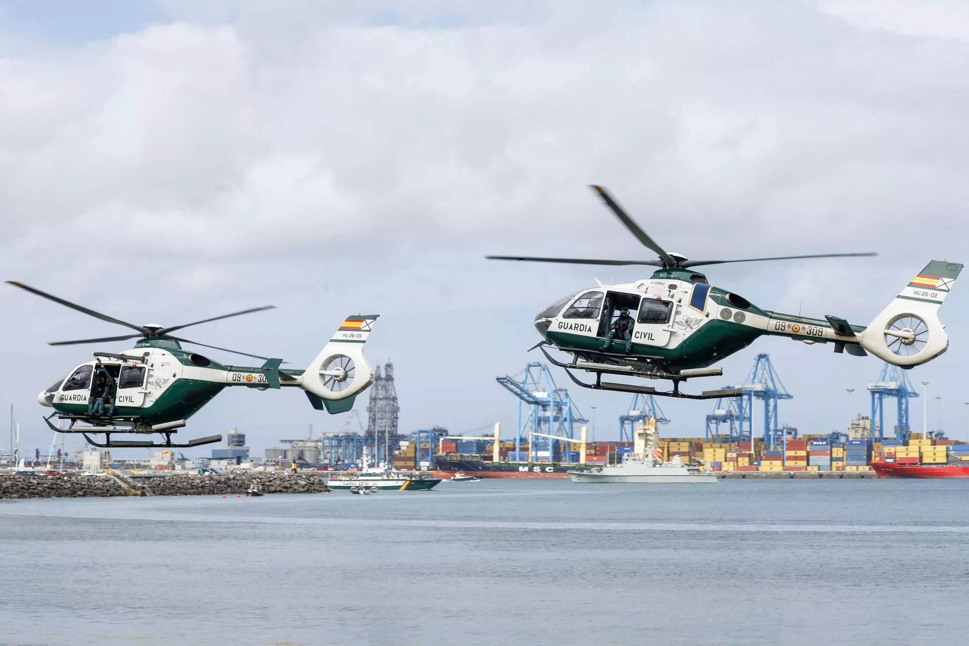 Los helicópteros de la Guardia Civil participaron en la parada naval. Los helicópteros de la Guardia Civil participaron en la parada naval.