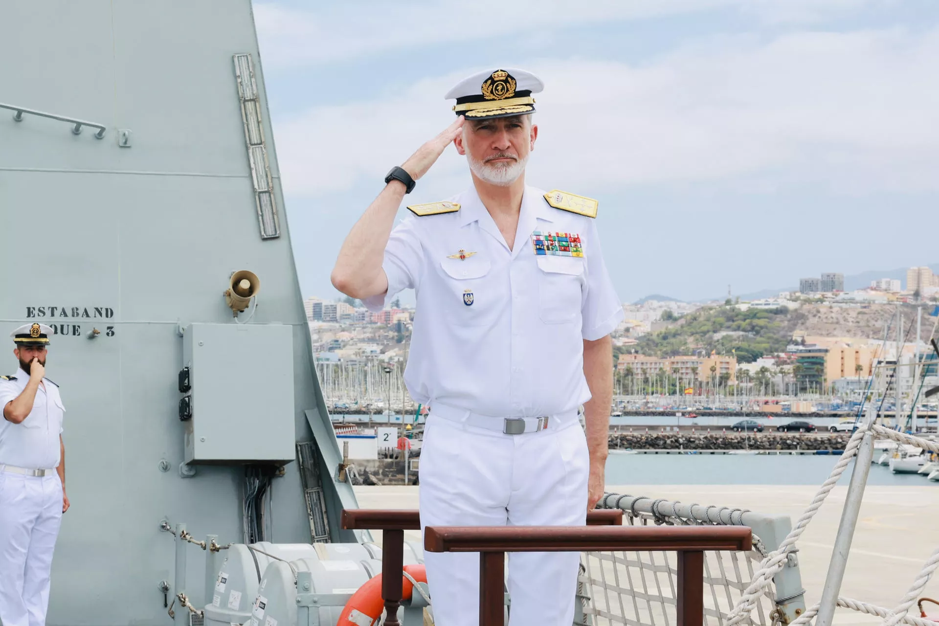 El rey Felipe VI saluda a la tropa presente en cubierta. El rey Felipe VI saluda a la tropa presente en cubierta.