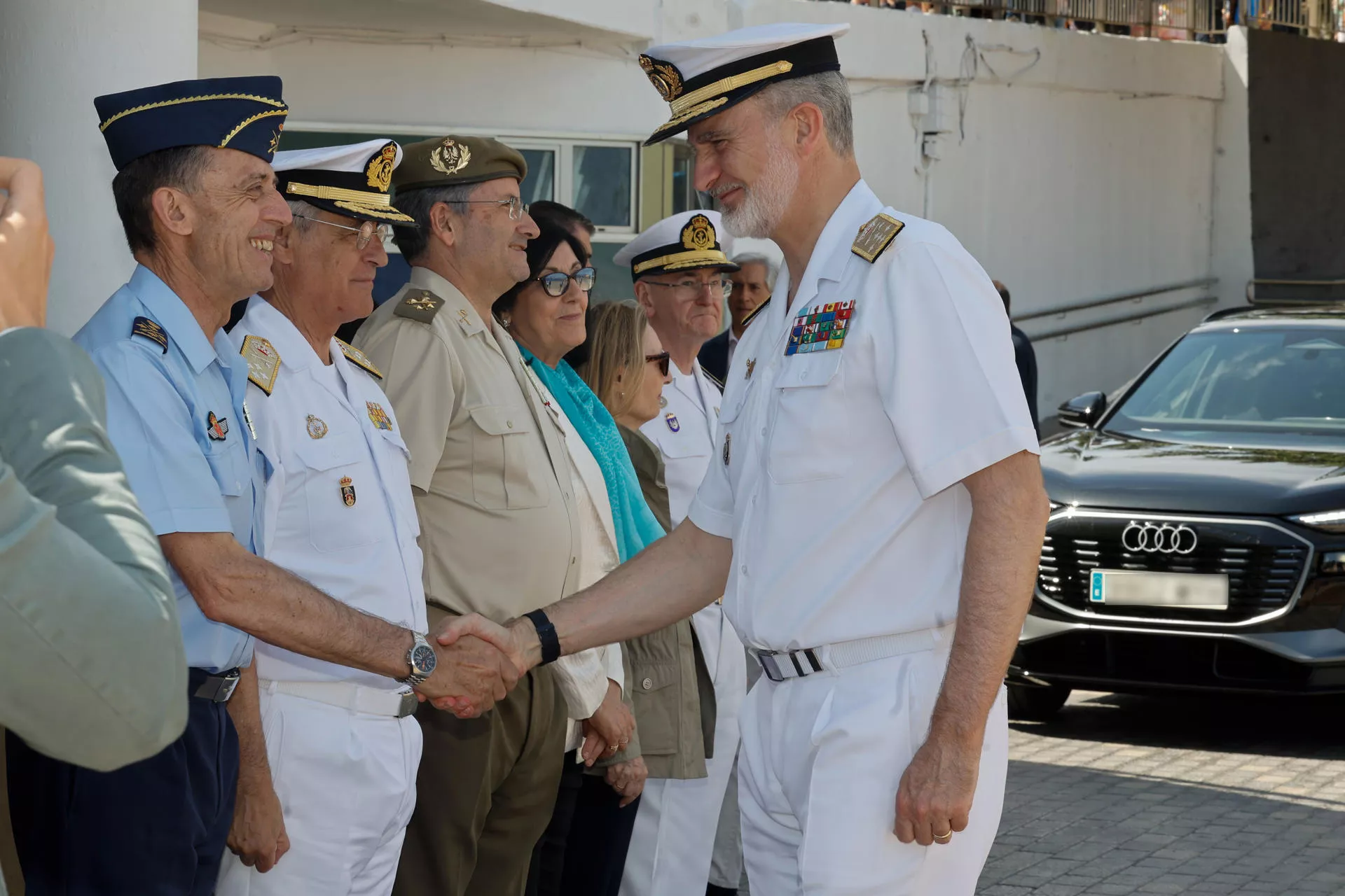 El rey Felipe VI saluda a mandos militares en la playa de Las Alcaravaneras. El rey Felipe VI saluda a mandos militares en la playa de Las Alcaravaneras.