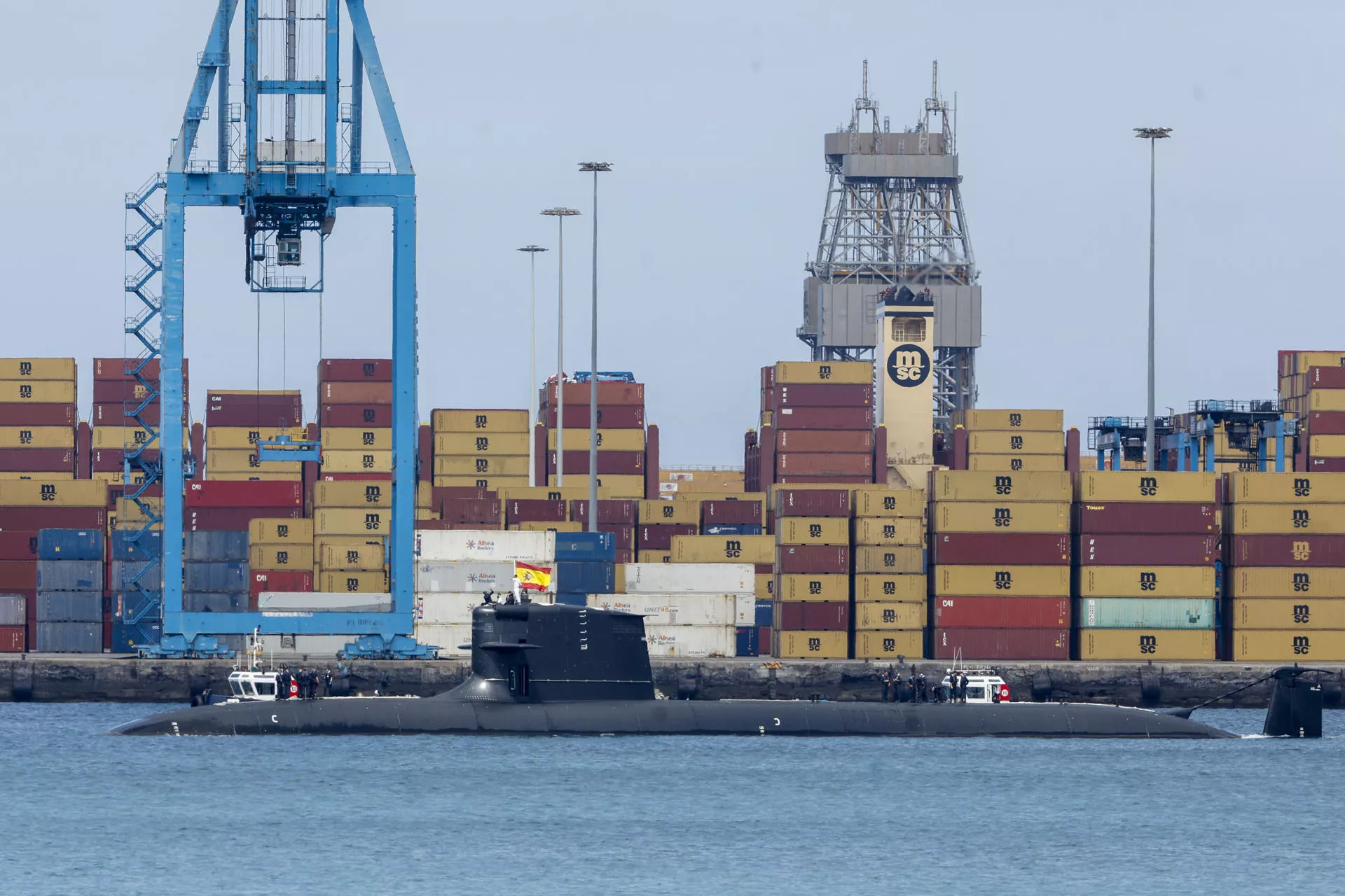 El submarino S-81, en la bahía de La Luz. El submarino S-81, en la bahía de La Luz.