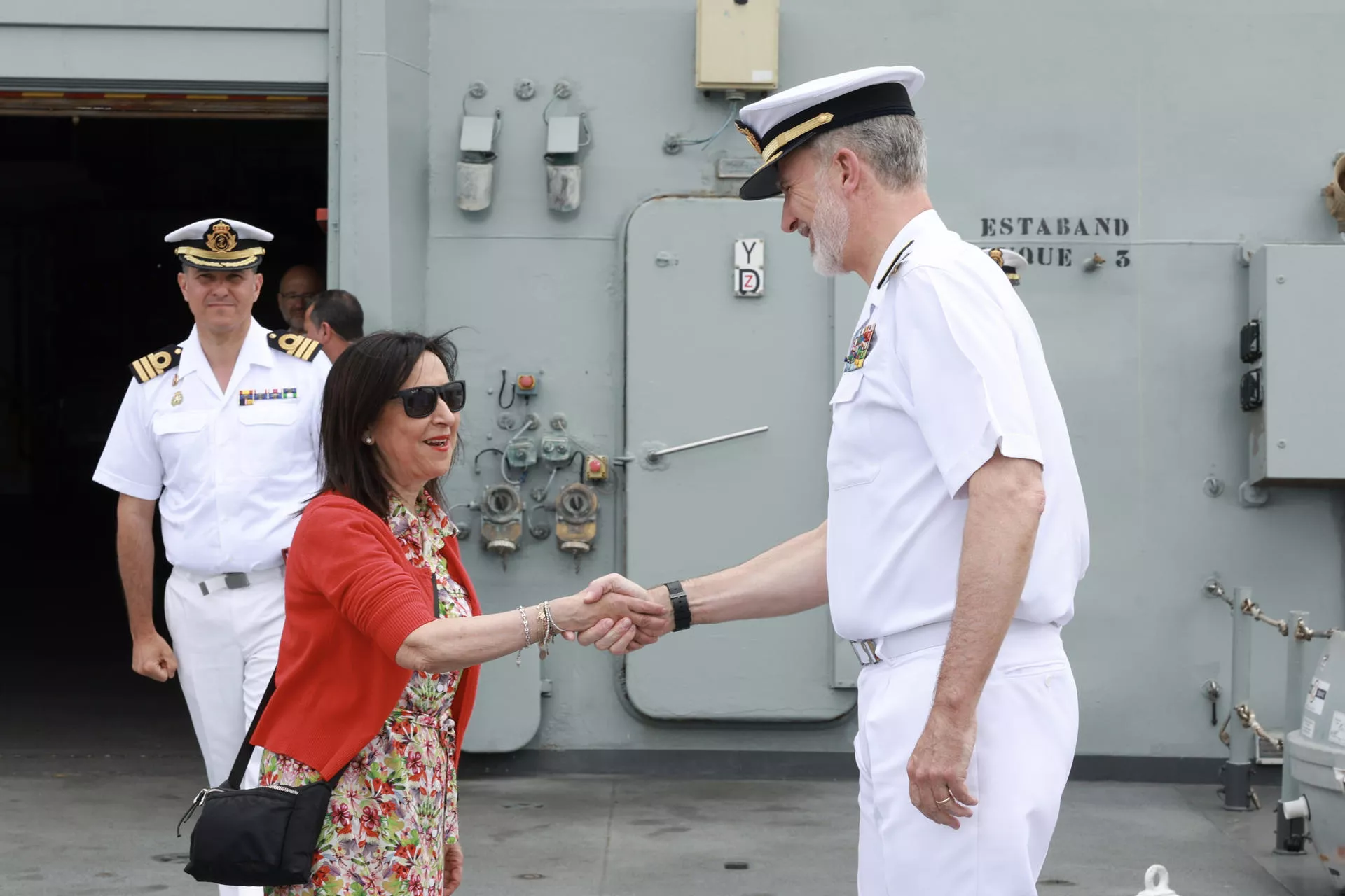 Saludo entre Margarita Robles y Felipe VI. Saludo entre Margarita Robles y Felipe VI.