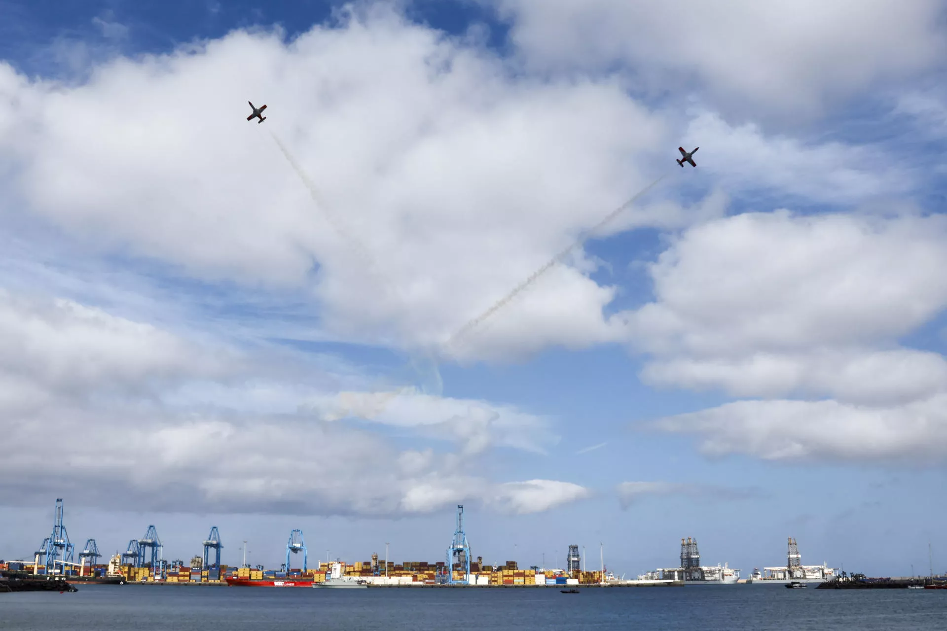 Dos de los aviones presentes en el ejercicio. Dos de los aviones presentes en el ejercicio.