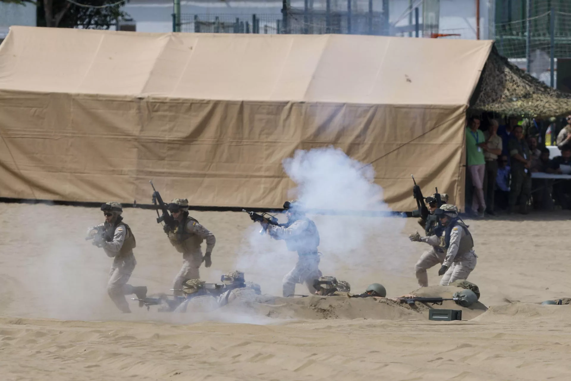 Tropas en pleno desembarco en Las Alcaravaneras. Tropas en pleno desembarco en Las Alcaravaneras.