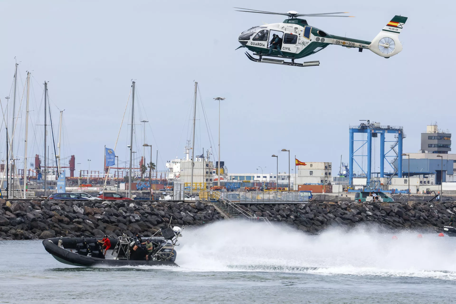 Uno de los helicópteros que participó en el simulacro de persecución naval. Uno de los helicópteros que participó en el simulacro de persecución naval.