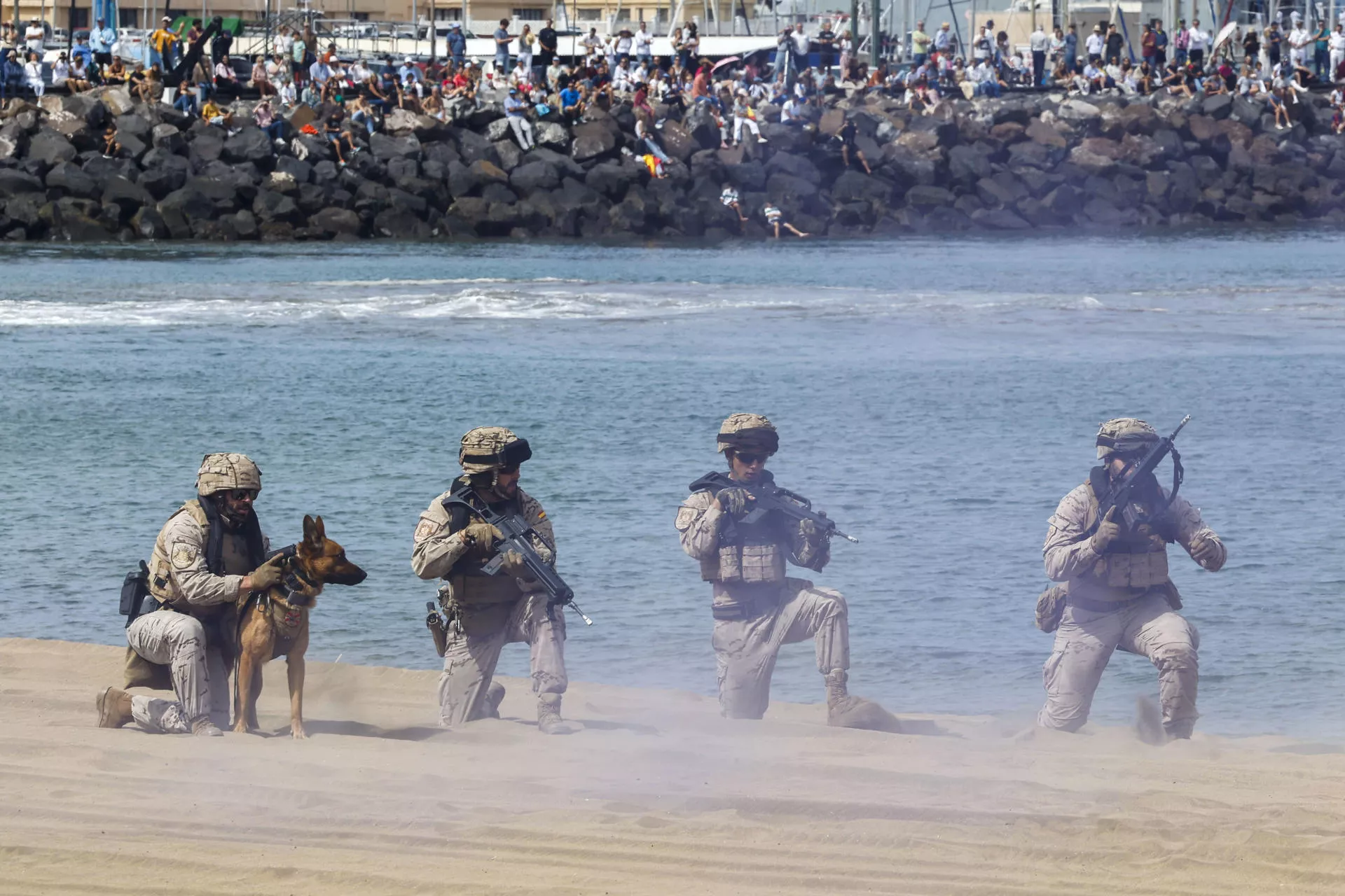 Tropas en la orilla de Las Alcaravanaeras. Tropas en la orilla de Las Alcaravanaeras.