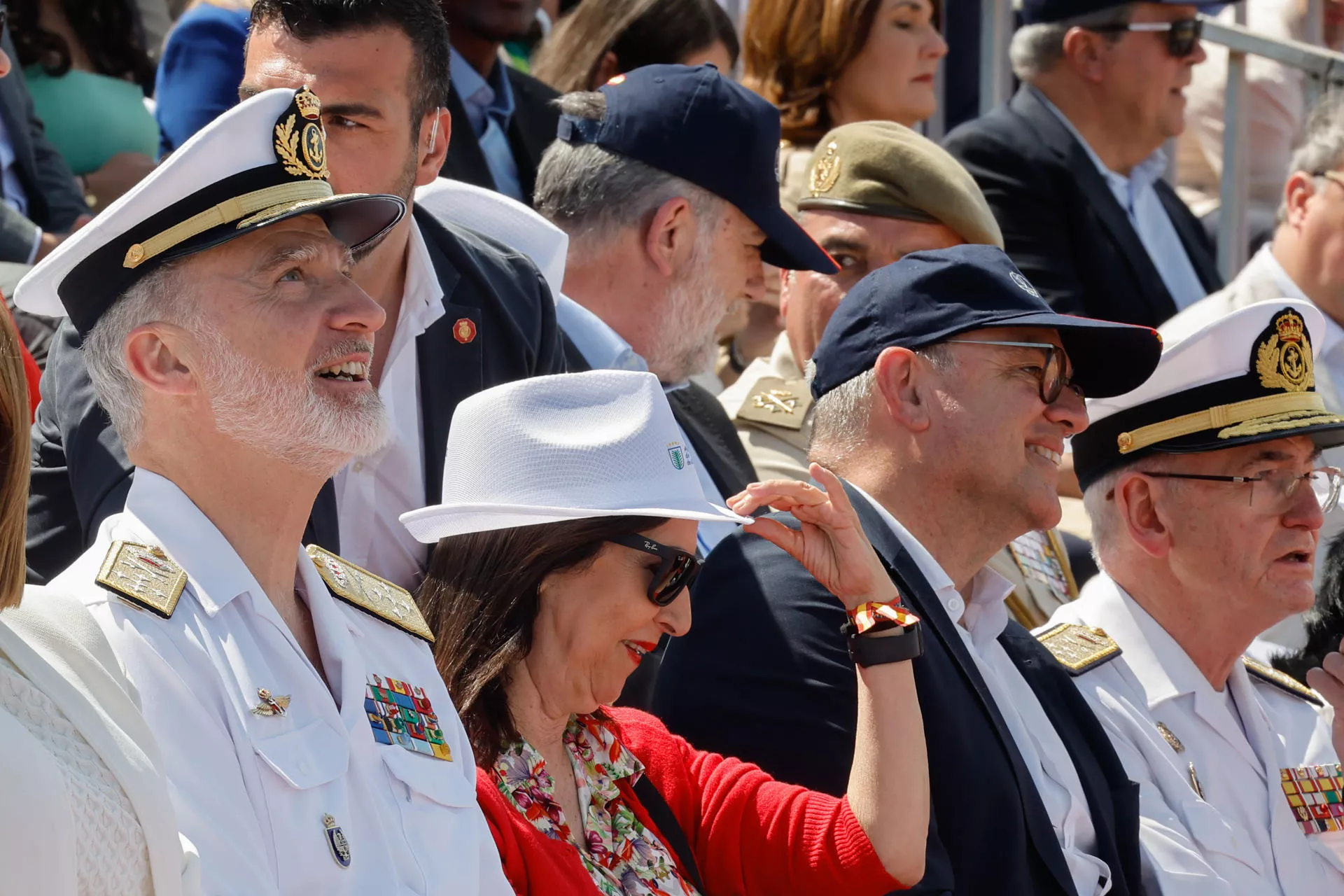 Felipe VI sigue con atención el descenso de un paracaidista. Felipe VI sigue con atención el descenso de un paracaidista.