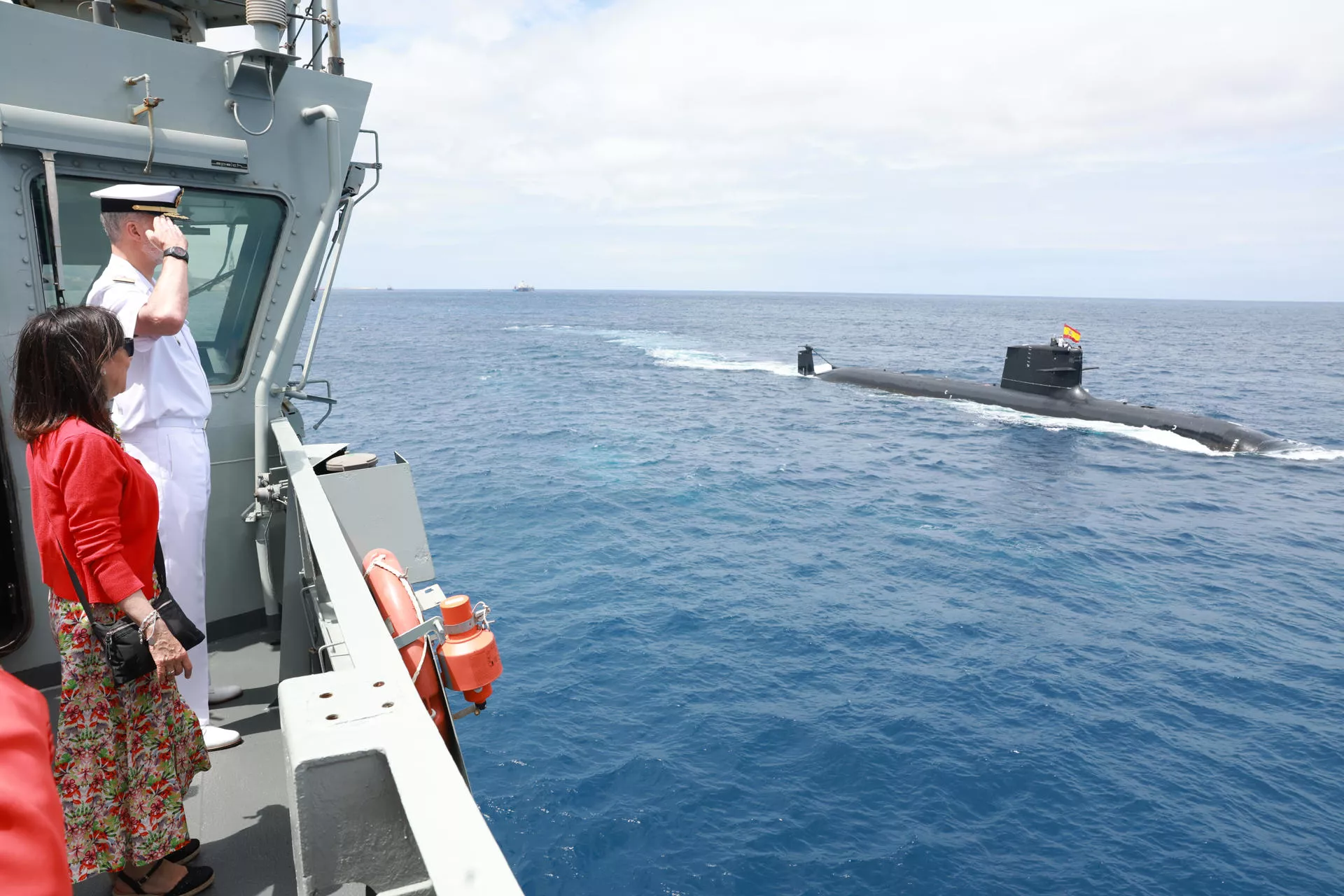 Felipe VI contempla al submarino S-81. Felipe VI contempla al submarino S-81.