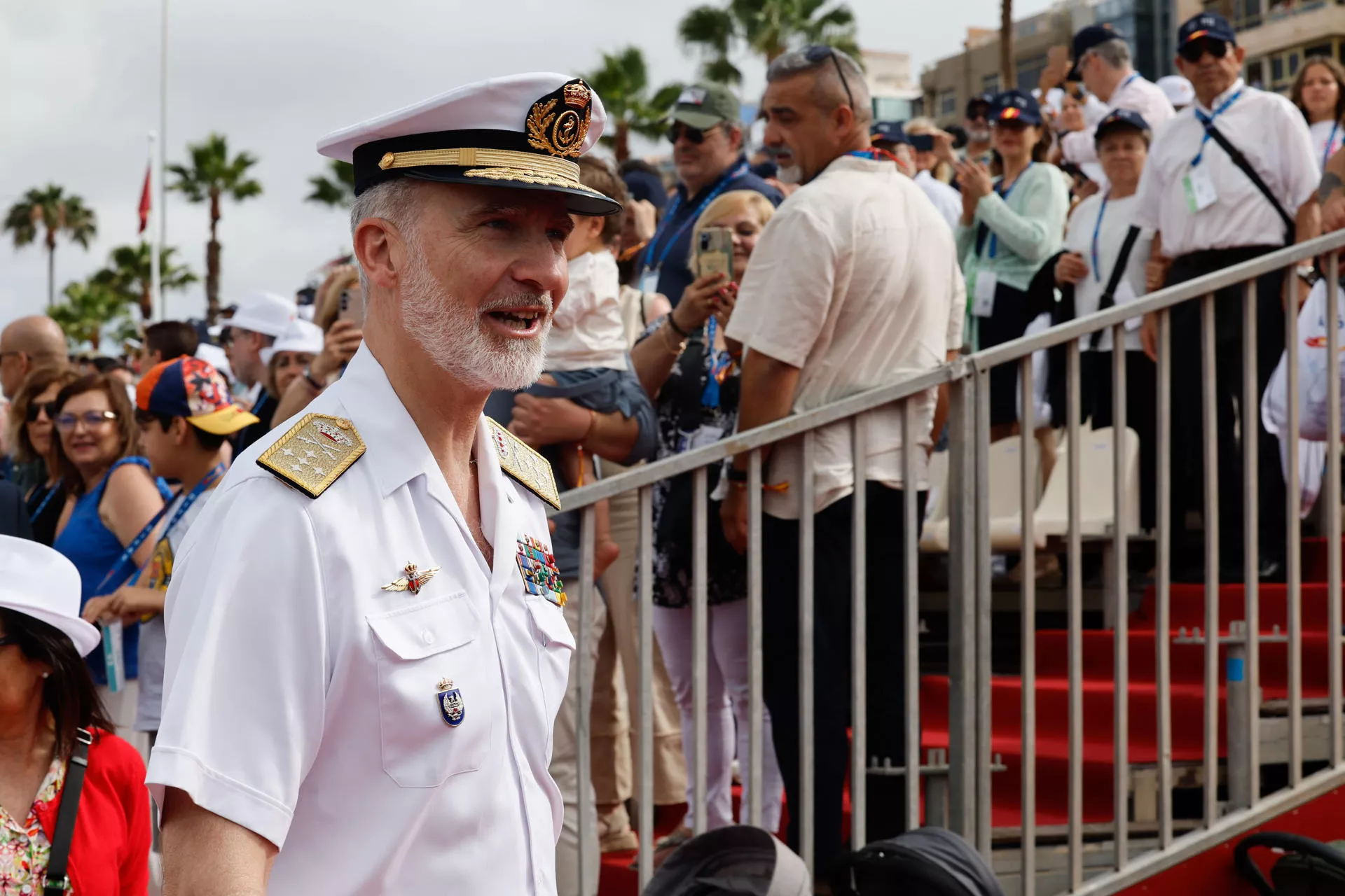 Felipe VI, con el público detrás, en Las Alcaravaneras. Felipe VI, con el público detrás, en Las Alcaravaneras.