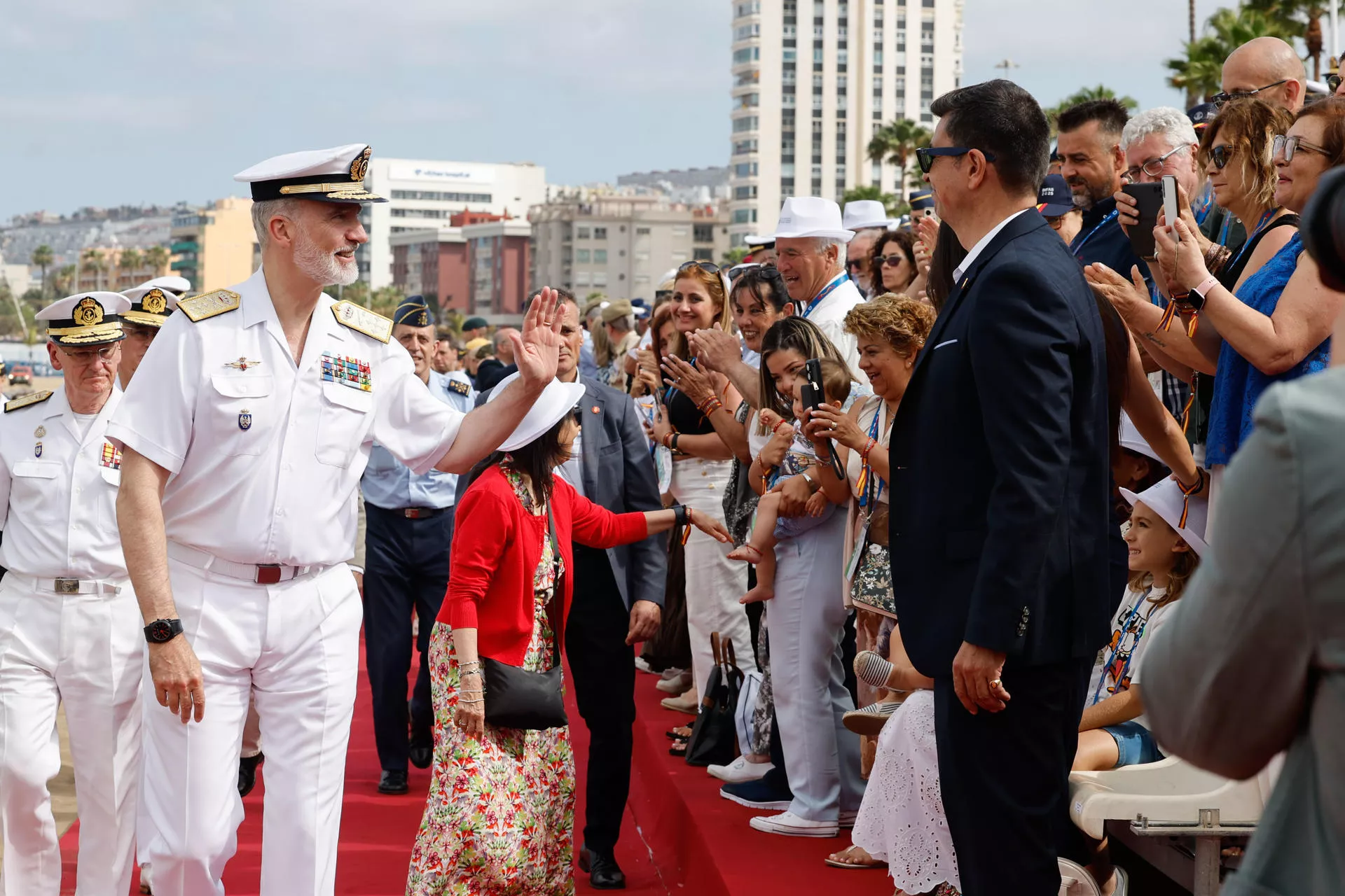 Felipe VI pasa por delante de la tribuna de autoridades. Felipe VI pasa por delante de la tribuna de autoridades.