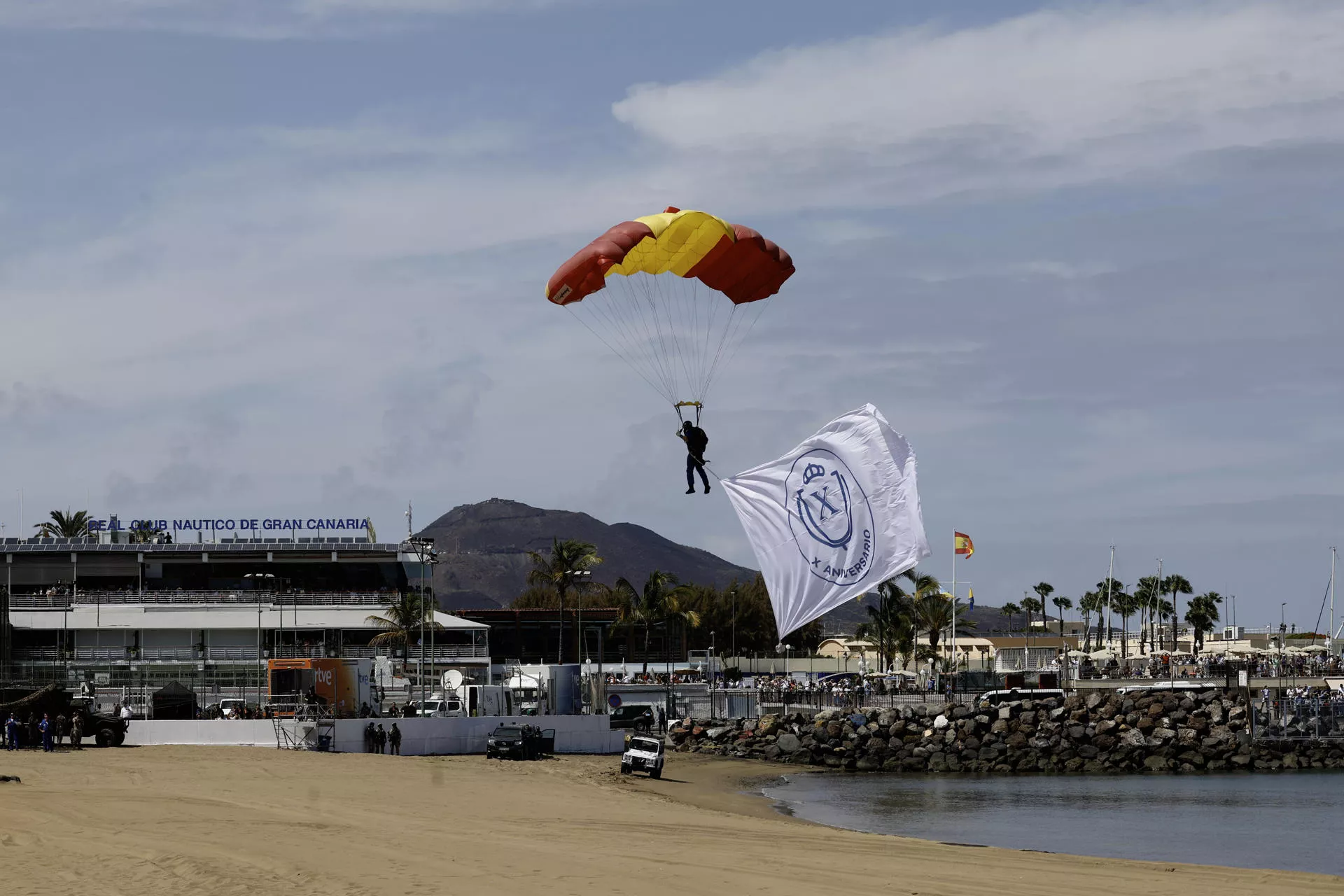 Descenso del paracaidista hacia la playa. Descenso del paracaidista hacia la playa.