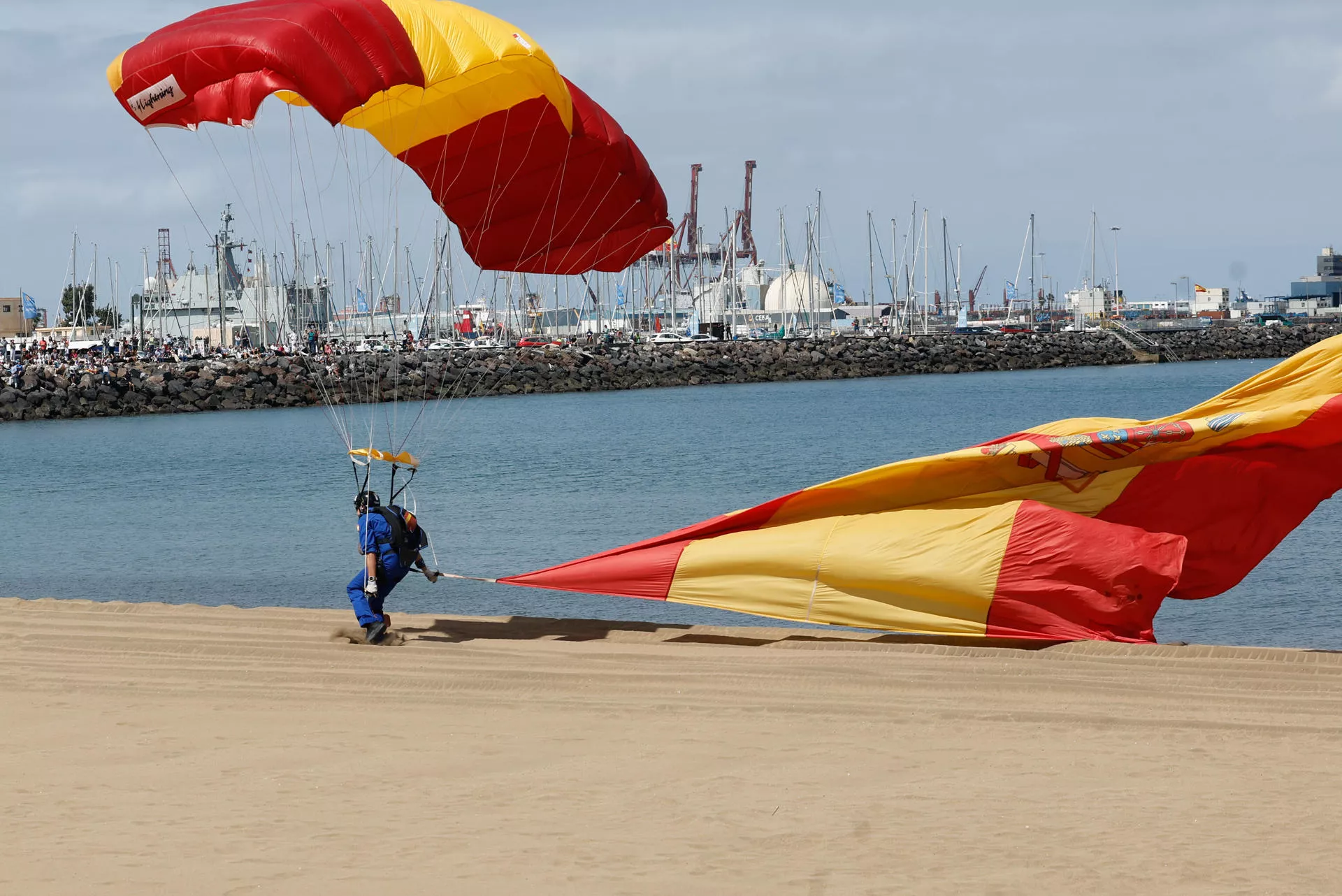 El paracaidista toca tierra en Las Alcavaneras. El paracaidista toca tierra en Las Alcavaneras.