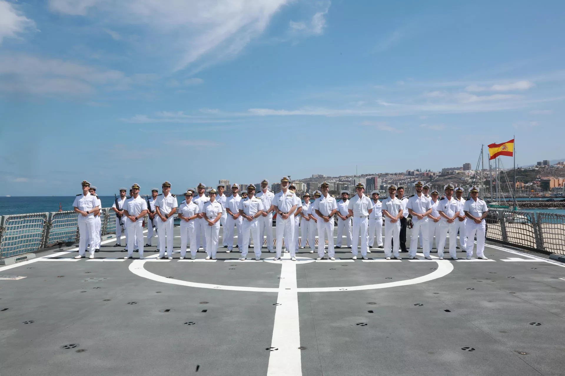 Militares de la Armada sobre la cubierta de uno de los barcos. Militares de la Armada sobre la cubierta de uno de los barcos.