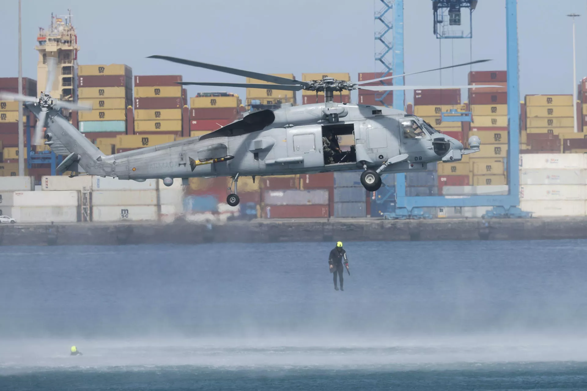 Rescate en el mar desde un helicóptero. Rescate en el mar desde un helicóptero.