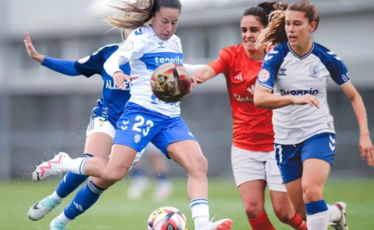 Ambas de blanquiazul, a la izquierda una jugadora del Costa Adeje Tenerife Egatesa y a la derecha otra del CD Tenerife Fundación./ FOTOMONTAJE AH