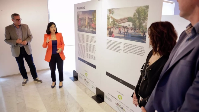 La alcaldesa, Carolina Darias, junto al concejal de Planificación, Desarrollo Urbano y Vivienda, Mauricio Roque, junto a la propuesta ganadora./ AH