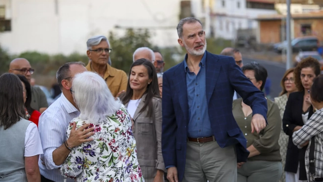 Letizia y Felipe VI visitaron este viernes el Valle de Aridane. / LUIS G. MORERA-EFE Letizia y Felipe VI visitaron este viernes el Valle de Aridane. / LUIS G. MORERA-EFE