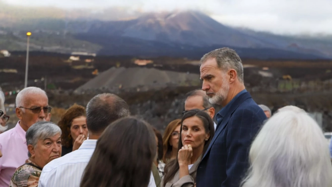 Los reyes de España escuchan a afectados por el volcán en el Valle de Aridane. / LUIS G. MORERA-EFE Los reyes de España escuchan a afectados por el volcán en el Valle de Aridane. / LUIS G. MORERA-EFE