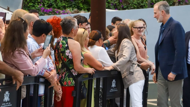 Letizia saluda a ciudadanos de La Palma ante la presencia de Felipe VI. / LUIS G. MORERA-EFE Letizia saluda a ciudadanos de La Palma ante la presencia de Felipe VI. / LUIS G. MORERA-EFE