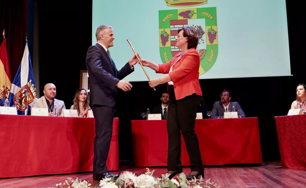 Ana Mena le cede el bastón de mando a Norberto Padilla / AYUNTAMIENTO DE TEGUESTE
