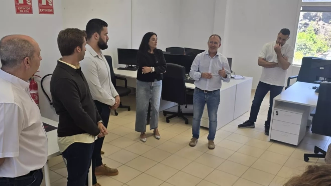 Trabajadores del Cabildo preparando la nueva oficina / CABILDO DE LA PALMA Trabajadores del Cabildo preparando la nueva oficina / CABILDO DE LA PALMA