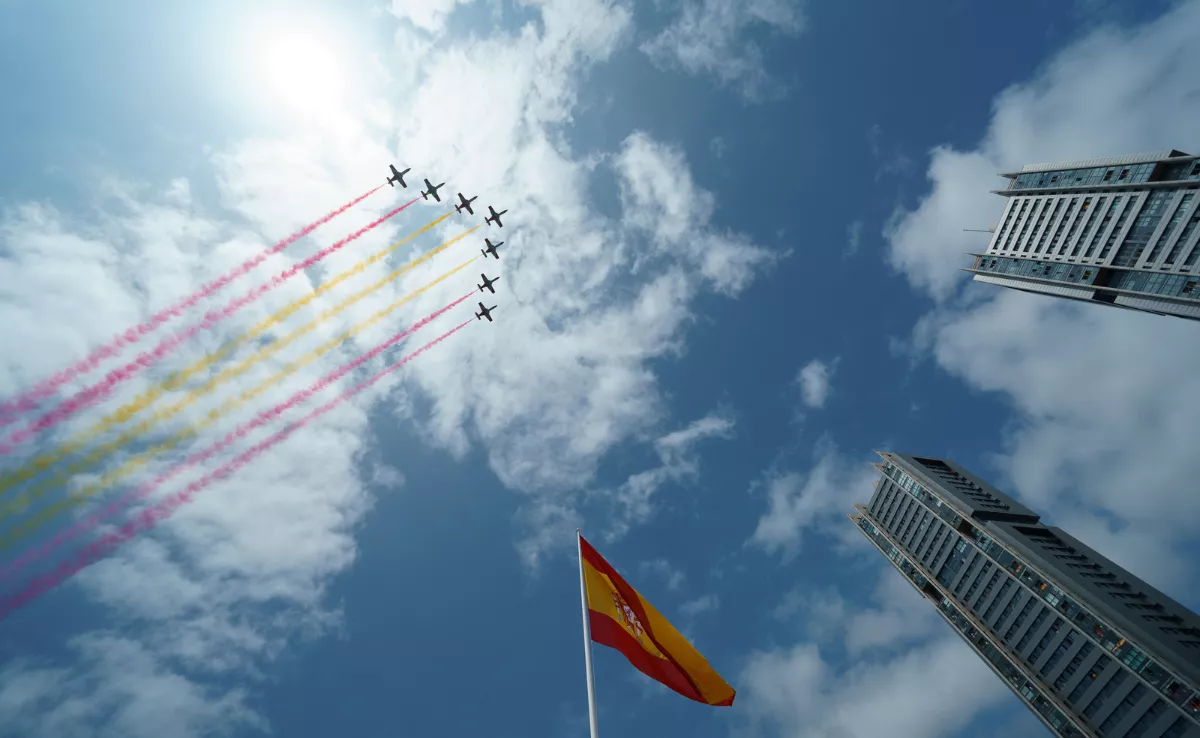  La Patrulla Águila del Ejército del Aire participa en el desfile con motivo del Día de las Fuerzas Armadas 2025 / EFE - RAMÓN DE LA ROCHA