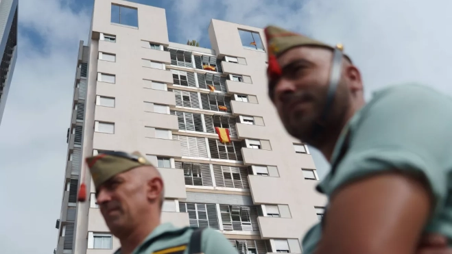  Un edificio engalanado con varias banderas españolas momentos antes del inicio este sábado del desfile / EFE - RAMÓN DE LA ROCHA