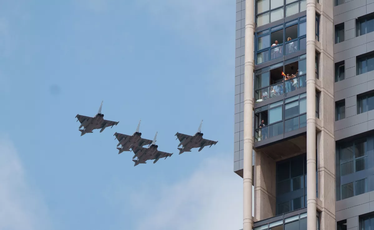 Eurofighters del Ejército del Aire participan en el desfile con motivo del Día de las Fuerzas Armadas 2025 / EFE - RAMÓN DE LA ROCHA