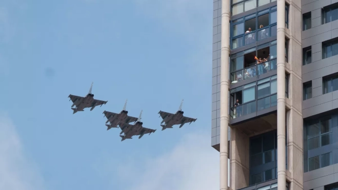 Eurofighters del Ejército del Aire participan en el desfile con motivo del Día de las Fuerzas Armadas 2025 / EFE - RAMÓN DE LA ROCHA