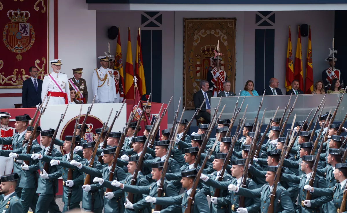 El rey Felipe VI preside el desfile con motivo del Día de las Fuerzas Armadas 2025 / EFE - RAMÓN DE LA ROCHA
