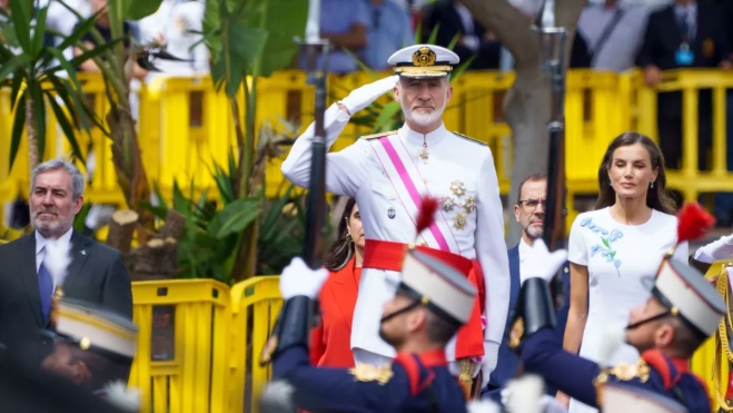 El rey Felipe VI y la reina Letizia presiden el desfile con motivo del Día de las Fuerzas Armadas 2025 / EFE - RAMÓN DE LA ROCHA
