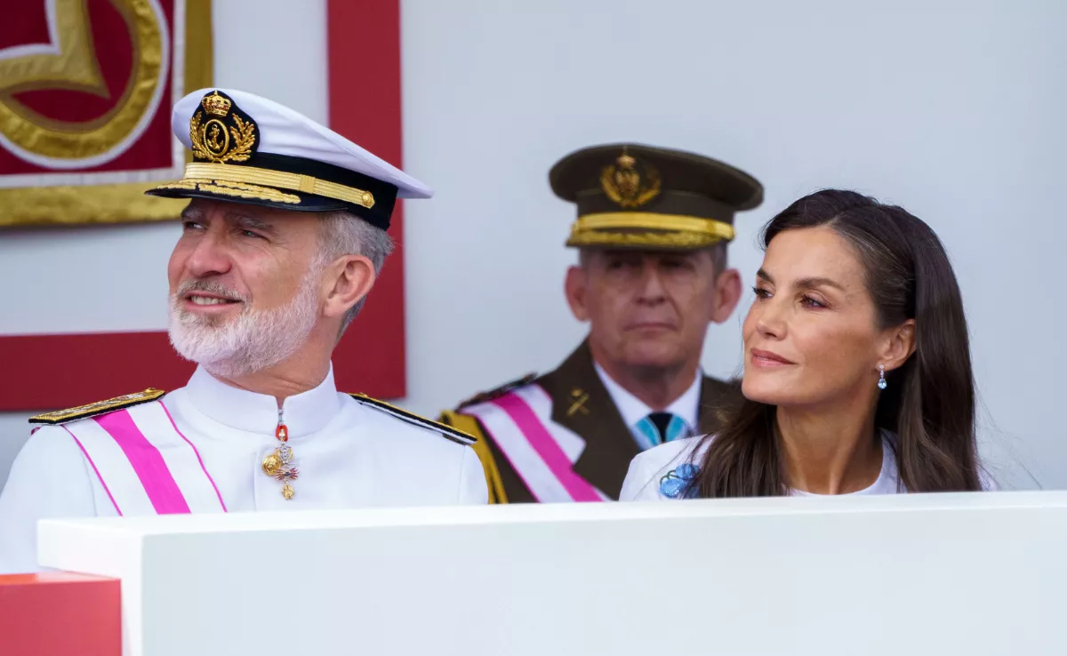 El rey Felipe VI y la reina Letizia presiden el desfile con motivo del Día de las Fuerzas Armadas 2025 / EFE - RAMÓN DE LA ROCHA