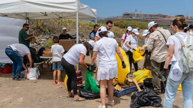 Voluntarios limpian una playa en Canarias / ACFIPRESS Voluntarios limpian una playa en Canarias / ACFIPRESS
