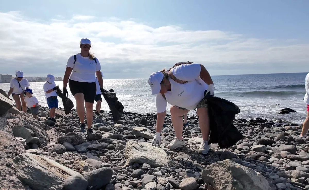 Imagen de voluntarios durante las tareas de limpieza / AYUNTAMIENTO DE AGÜIMES