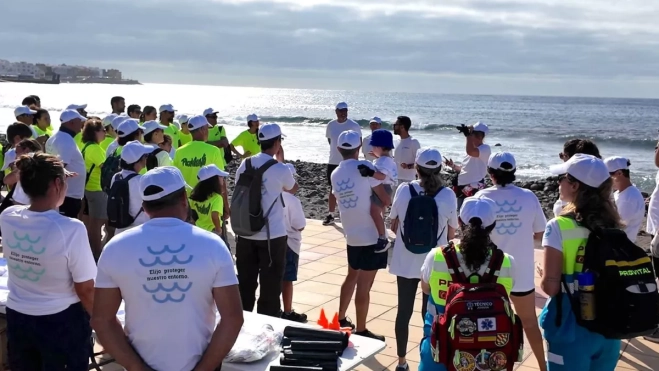 Imagen de voluntarios durante las tareas de limpieza / AYUNTAMIENTO DE AGÜIMES Imagen de voluntarios durante las tareas de limpieza / AYUNTAMIENTO DE AGÜIMES