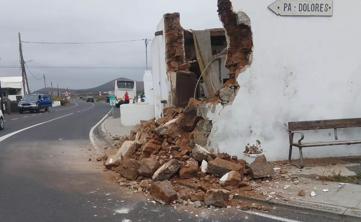 Imagen del edificio tras el impacto de la guagua / CABILDO DE LANZAROTE