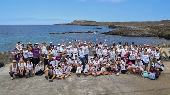 Imagen de los voluntarios recogiendo residuos / CABILDO DE TENERIFE