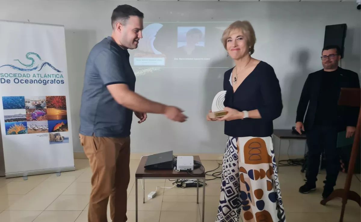 La investigadora recibe el galardón / SAO