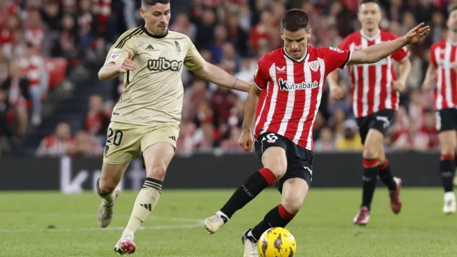 Dos exfutbolistas de la UD Las Palmas en acción: Sergio Ruiz y Ruiz de Galarreta. / EFE