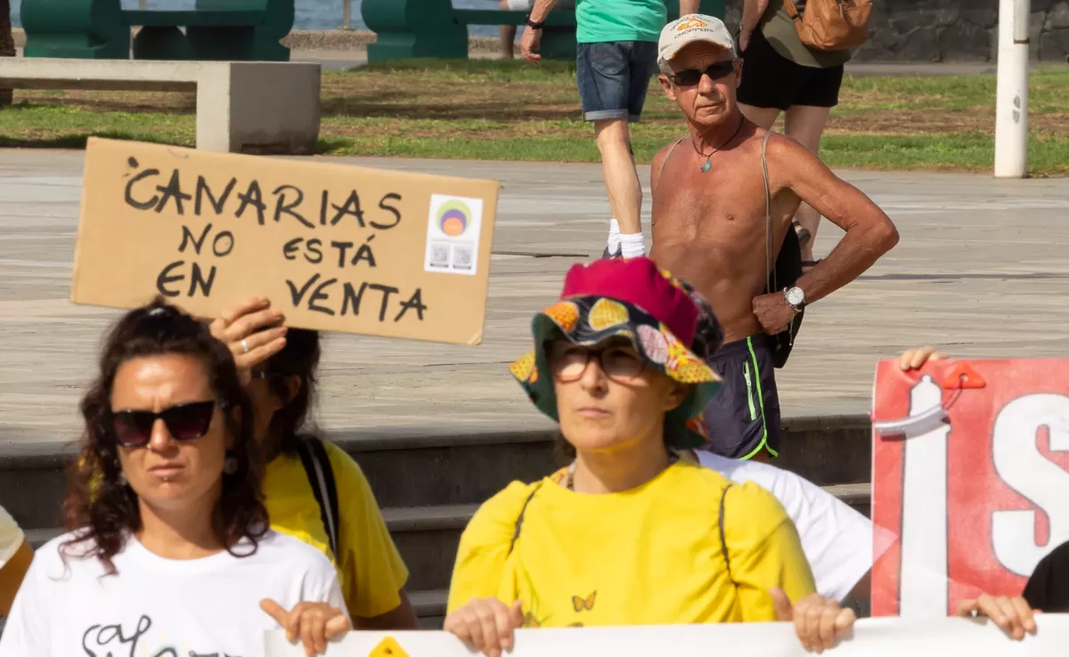Imagen de las manifestaciones de Canarias tiene un límite / EFE - QUIQUE CURBELO