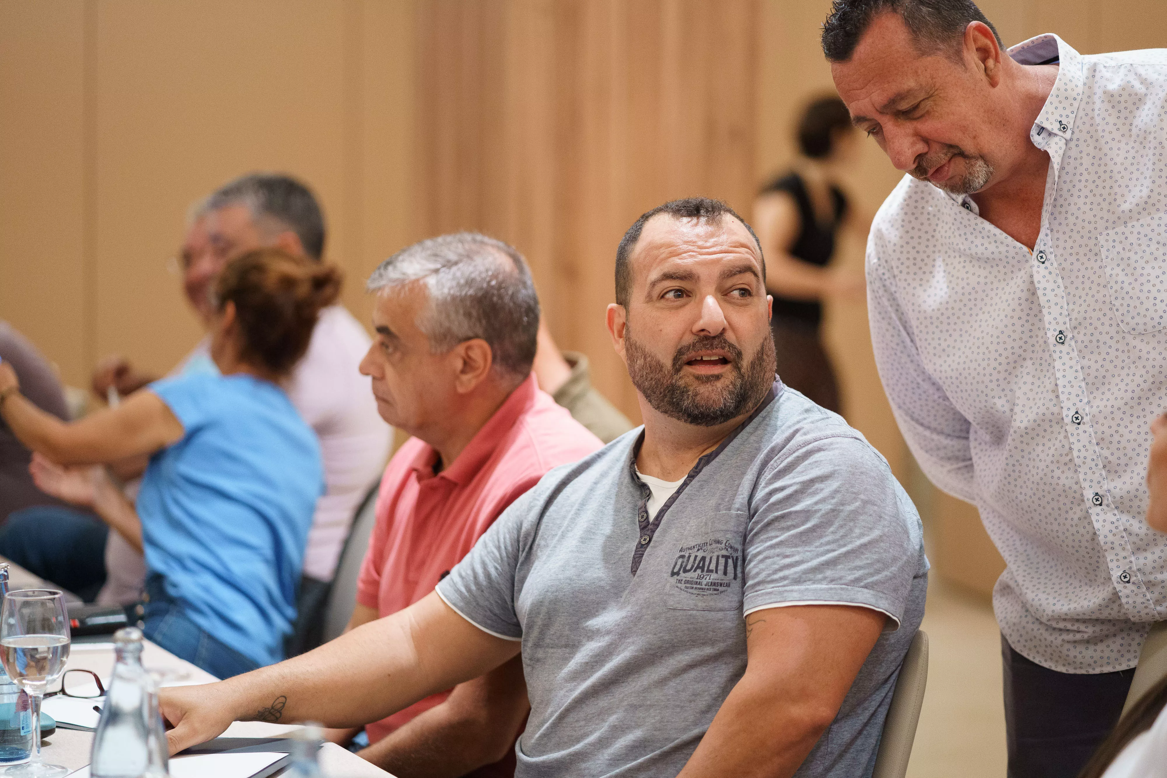 -El responsable del sector de hostelería de UGT Tenerife, José Tomás Ramos García (i) durante la reunión entre la patronal y los sindicatos del sector turístico. / RAMÓN DE LA ROCHA-EFE