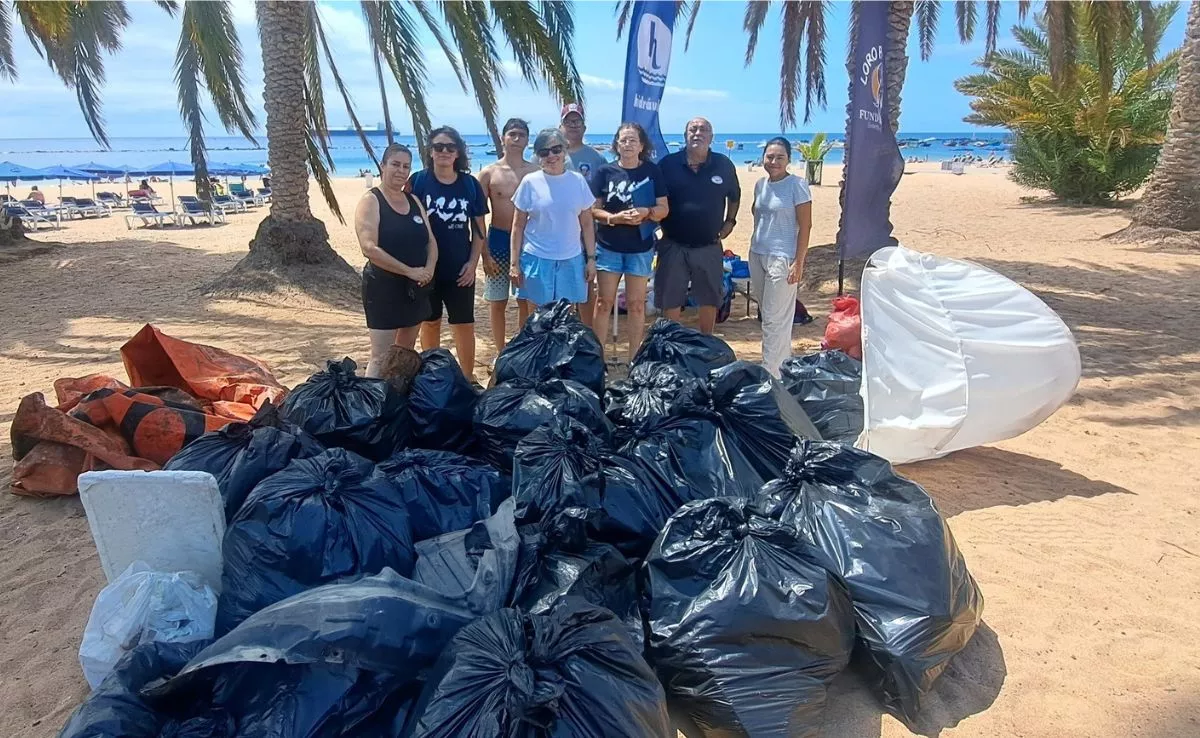 El equipo de Promemar con basura recogida en la playa de Las Teresitas / PROMEMAR