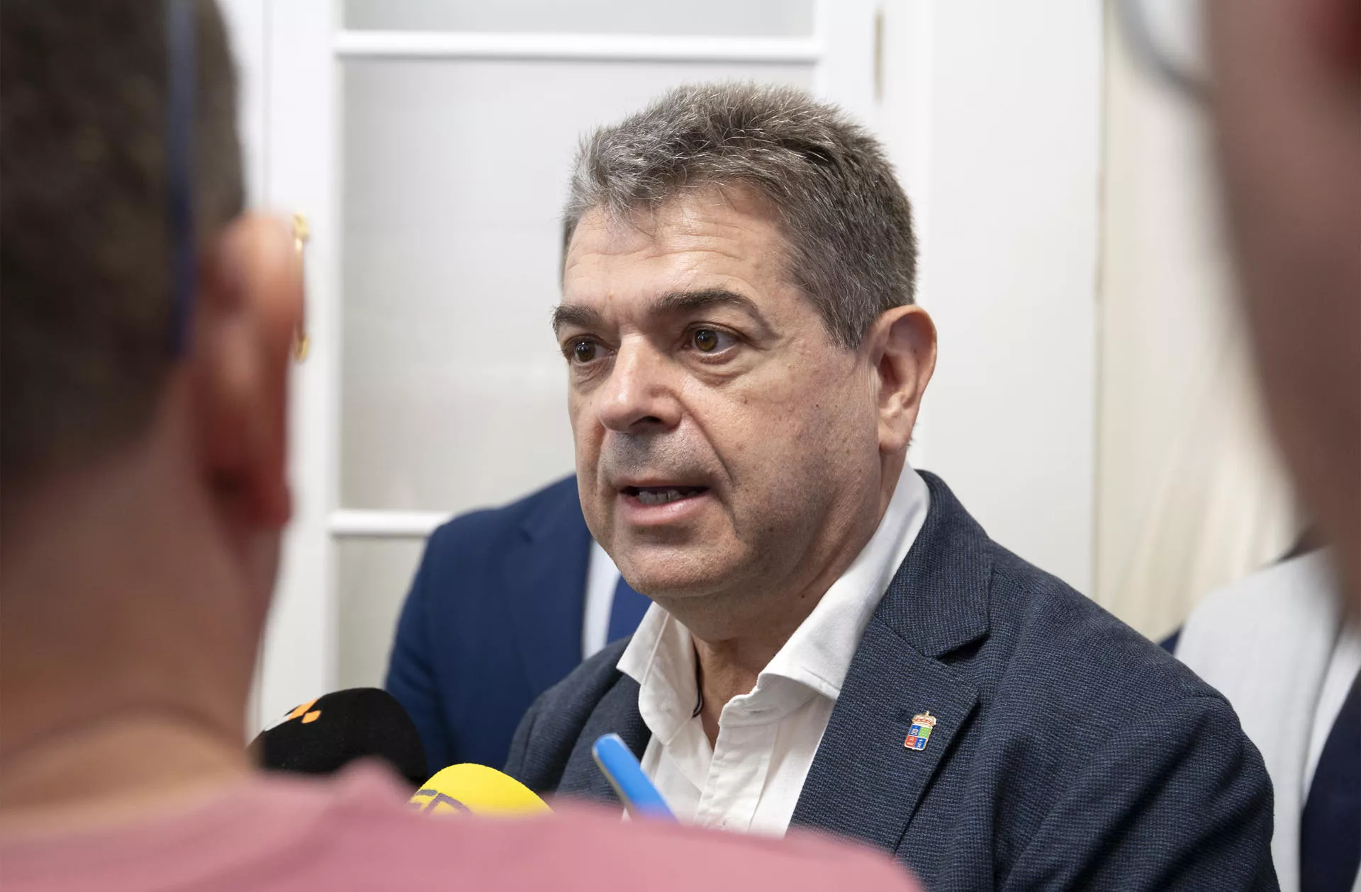 Los municipios piden más recursos y coordinación para acoger a migrantes y menores no acompañados. En la imagen, José Ramón Martín Ardines, alcalde de San Martín del Rey Aurelio. / ADRIEL PERDOMO-EFE