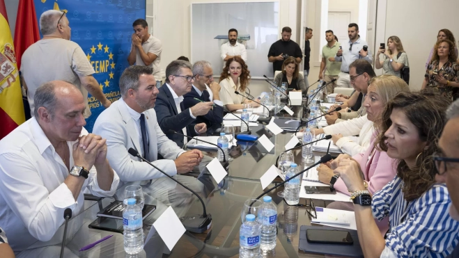 Detalle de la reunión de la Comisión de Inmigración e Inclusión Social de la Federación Española de Municipios. / ADRIEL PERDOMO-EFE Detalle de la reunión de la Comisión de Inmigración e Inclusión Social de la Federación Española de Municipios. / ADRIEL PERDOMO-EFE