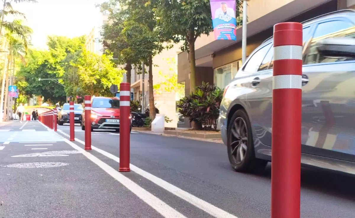 Pivotes separadores del carril bici de Santa Cruz de Tenerife./ ÁLVARO OLIVER-AH